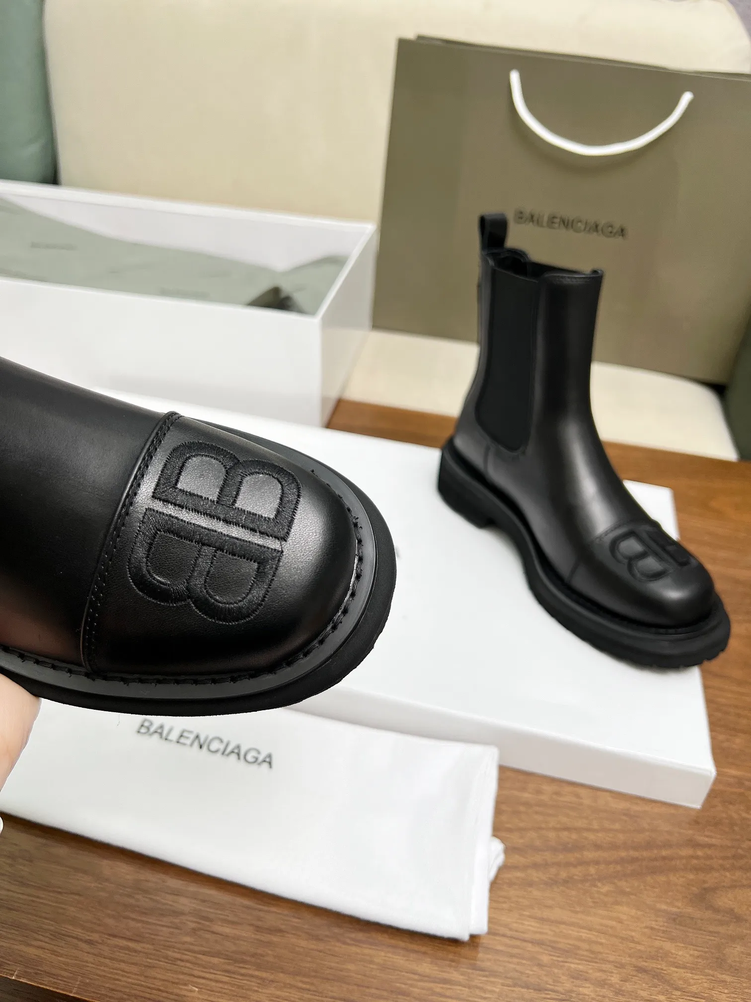👟👟Ex-factory price 560👟👟 🍓 2024 Autumn and Winter BALENCIAGA/Balenciaga Popular Recommendation [Proud] This shoe is very 🔥popular this year, independent style➕impeccable detail workmanship everywhere. 🆚Fabric: First-layer cowhide. Inner sheepskin size 35-40, 41 can be customized.